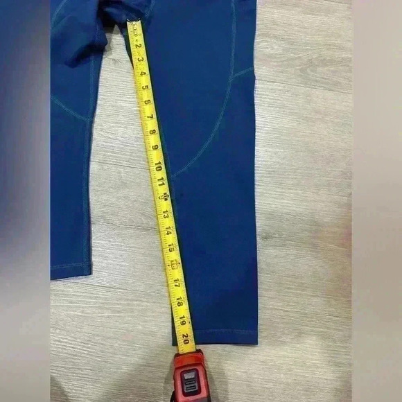 Zyia Active navy blue Pocket Capri Women's Size 4 - Picture 2 of 4